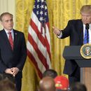 Trump promulga ley para mejorar la agencia de veteranos
