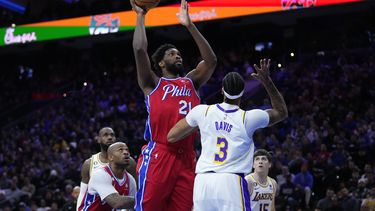 76ers se reponen en tiempo extra y derrotan 133-122 a Lakers