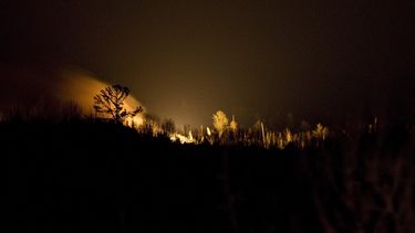 americateve | Un incendio arde en el horizonte donde un tren se descarril&oacute; cerca Plaster Rock, New Brunswick, Cand&aacute;, el mi&eacute;rcoles 8 de enero de 2014. (Foto AP/The Canadian Press, Tom Bateman)