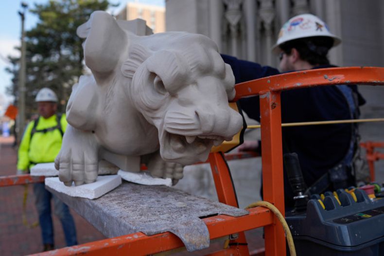 Trabajadores preparan una gárgola para instalarla en la Catedral Basílica de la Asunción en Covington, Kentucky, el 30 de marzo del 2026. (AP foto/Carolyn Kaster)