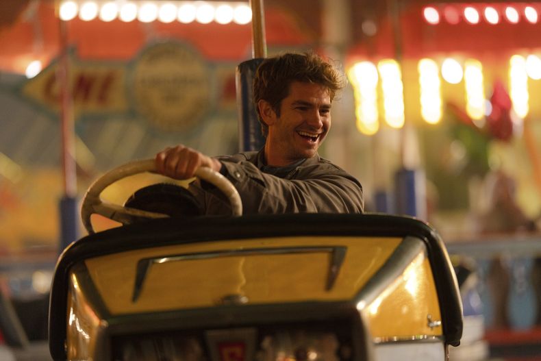 Esta imagen difundida por A24 muestra a Andrew Garfield en una escena de We Live In Time. (Peter Mountain/A24 via AP)