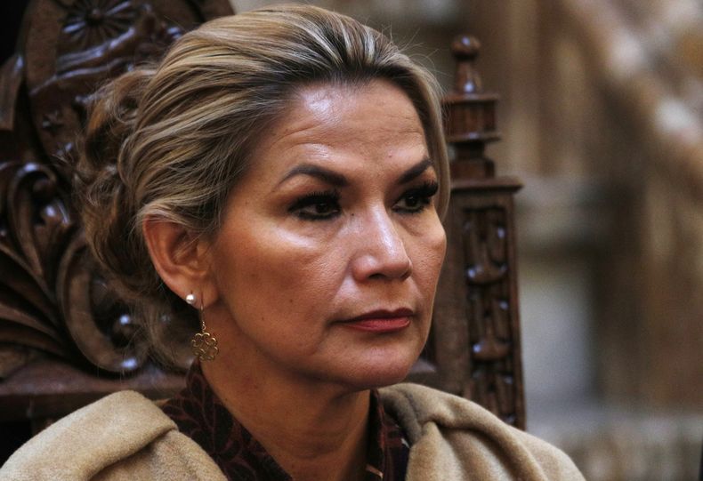 ARCHIVO - La presidenta interina de Bolivia, Jeanine Áñez, preside una ceremonia en el palacio presidencial en La Paz, Bolivia, el 25 de noviembre de 2019. (AP Foto/Juan Karita, Archivo)