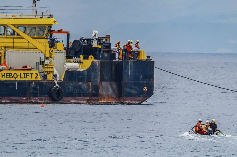 Personal de la grúa flotante Hebo Lift 2, de uso múltiple, realiza tareas en el mar frente al pueblo de Porticello, cerca de Palermo, Italia, el domingo 4 de mayo de 2025, en el punto donde el superyate Bayesian, de bandera británica, se hundió el 19 de agosto de agosto de 2024. (AP Foto/Salvatore Cavalli)