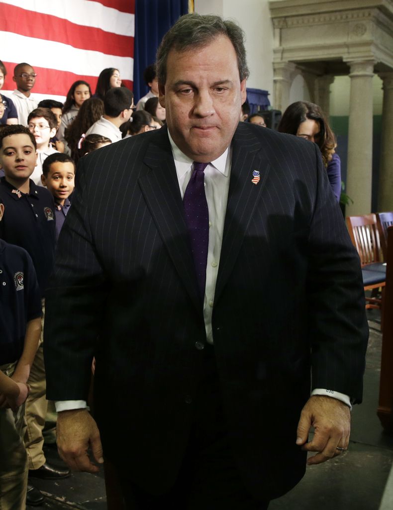 El gobernador de Nueva Jersey Chris Christie sale de una escuela en Union City, Nueva Jersey el martes 7 de enero del 2014. Christie dice que su principal colaboradora le minti&oacute; sobre su involucraci&oacute;n en un plan de aparente represalia pol&ia