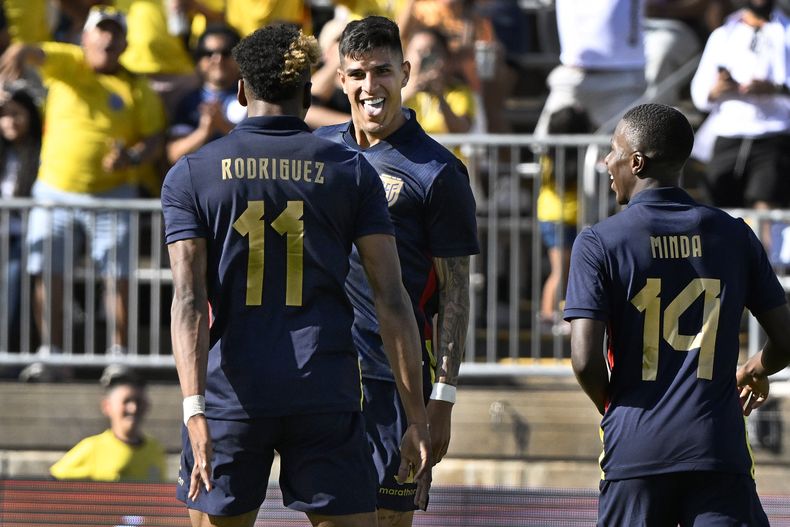El zaguero ecuatoriano Piero Hincapié (centro) celebra tras marcar un gol junto a sus compañeros Kevin Rodríguez (11) y Alan Minda (14) durante un partido amistoso ante Honduras, el domingo 16 de junio de 2024, en East Hartford, Connecticut. (AP Foto/Jessica Hill)