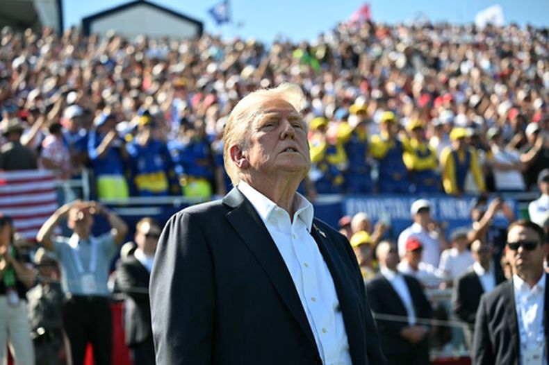 ARCHIVO - El presidente Donald Trump asiste al torneo de golf de la Ryder Cup en el campo Bethpage Black en Farmingdale, Nueva York, el 26 de septiembre de 2025. (Foto de Pool/Mandel Ngan vía AP, Archivo)