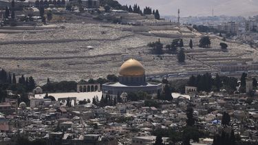 Una vista de la Ciudad Antigua de Jerusalén, con el santuario de la Cúpula de la Roca en el complejo de la mezquita de Al-Aqsa, cerrado a los fieles después de que el Mando del Frente Interior de Israel prohibiera las reuniones públicas tras un ataque militar israelí contra Irán, viernes 13 de junio de 2025. (AP Foto/Ohad Zwigenberg)