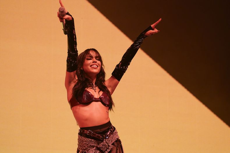 La cantante mexicana Danna Paola durante su concierto en el festival HERA HSBC en la Ciudad de México el sábado 24 de agosto de 2024. (Foto AP/Aurea Del Rosario)
