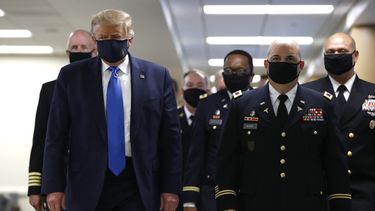 Trump usa mascarilla durante visita a hospital militar