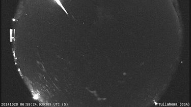 Esta imagen de 2014 proporcionada por la NASA muestra las Táuridas, una lluvia anual de meteoritos, registrada por la estación All Sky Fireball Network de la NASA en Tullahoma, Tennessee. (NASA vía AP)