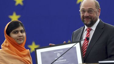 americateve | La colegiala paquistan&iacute; Malala Yusafzai recibe el Premio Sajarov 2013 de manos de Martin Schulz, presidente del Parlamento Europeo, el 20 de noviembre del 2013 en Estrasburgo, Francia. En un discurso de aceptaci&oacute;n del principal premio de la