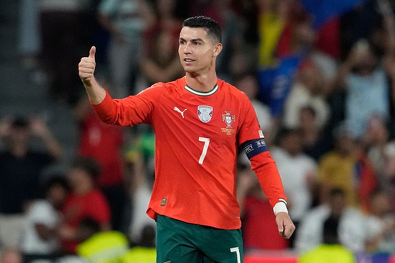 ARCHIVO - Cristiano Ronaldo celebra tras marcar un gol para Portugal en el partido contra Hungría por las eliminatorias del Mundial, el 14 de octubre de 2025, en Lisboa. (AP Foto/Armando Franca)