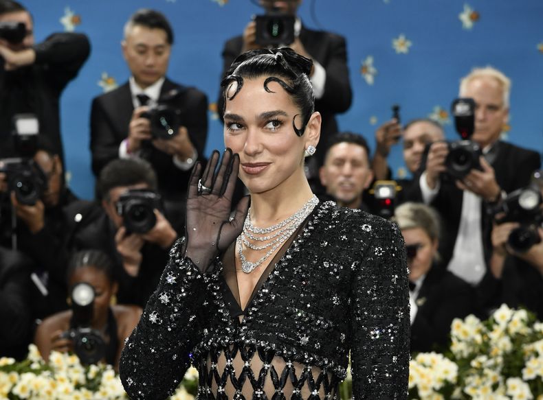 Dua Lipa asiste a la gala benéfica del Instituto del Vestido del Museo Metropolitano de Arte que celebra la inauguración de la exposición Superfine: Tailoring Black Style el lunes 5 de mayo de 2025, en Nueva York. (Foto Evan Agostini/Invision/AP)