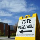 ARCHIVO - Un votante se dirige a una casilla de votación para votar en las elecciones primarias del estado, el martes 30 de julio de 2024, en El Mirage, Arizona (Foto AP/Ross D. Franklin, Archivo)
