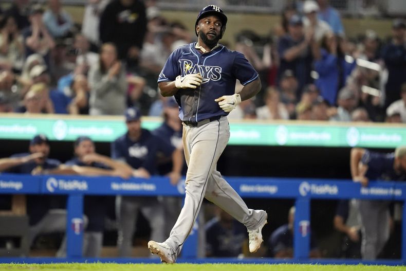 El mexicano Randy Arozarena anota por los Rays de Tampa Bay tras un error de Royce Lewis, de los Mellizos de Minnesota, el miércoles 19 de junio de 2024 (AP foto/Abbie Parr)