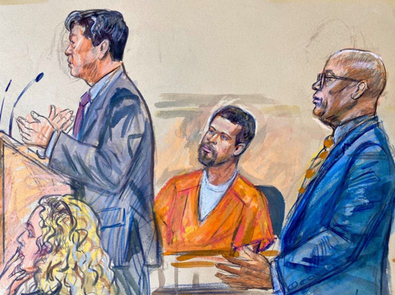 Este dibujo muestra a Cole Tomas Allen, en el centro, escuchando mientras su abogado Eugene Ohm, a la izquierda, habla con el juez Zia Faruqui, el lunes 4 de mayo de 2026, en Washington.(Dana Verkouteren vía AP)