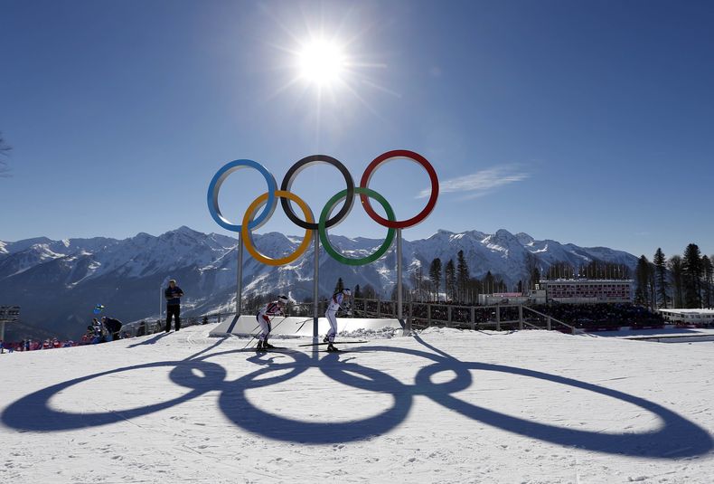 En esta imagen de archivo, la sueca Charlotte Kalla (derecha) y la noruega Marit Bjoergen participan en la prueba femenina de esquí de fondo, en los Juegos Olímpicos de Invierno, en Krasnaya Polyana, Rusia, el 8 de febrero de 2014. (AP Foto/Felipe Dana, archivo)