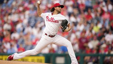 Aaron Nola de los Filis de Filadelfia lanza en la primera entrada del juego ante los Tigres de Detroit el lunes 5 de junio del 2023. (AP Foto/Matt Slocum)