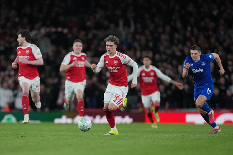 Max Dowman, del Arsenal, en acción para anotar durante el juego de fútbol de la Liga Premier entre el Arsenal y el Everton en Londres, Inglaterra, el sábado 14 de marzo de 2026. (Foto AP/Kin Cheung)