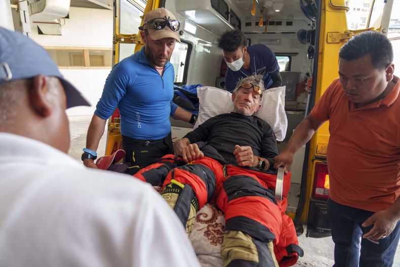 El escalador español Carlos Soria llega al hospital de Hams tras ser rescatado en la región montañosa de Dhaulagiri, en Katmandú, Nepal, el 18 de mayo de 2023. (AP Foto/Niranjan Shrestha)
