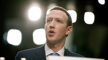 ARCHIVO - El director general de Facebook, Mark Zuckerberg, testifica ante una sesión conjunta de la Comisión de Asuntos Jurídicos y la Comisión de Comercio en el Capitolio, Washington, el 10 de abril de 2018. (AP Foto/Alex Brandon, Archivo)