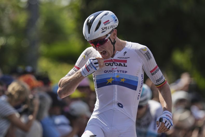 El ganador de la etapa, el belga Tim Merlier, celebra al cruzar la meta de la novena etapa de la carrera ciclista Tour de France, de 174,1 kilómetros (108 millas), con salida en Chinon y llegada en Chateauroux, Francia, el domingo 13 de julio de 2025. (AP Photo/Thibault Camus)