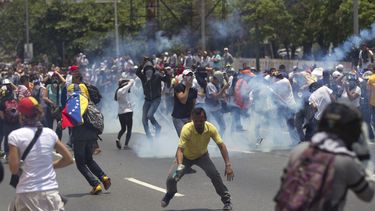 Venezuela: reprimen protesta contra gobierno y Corte Suprema
