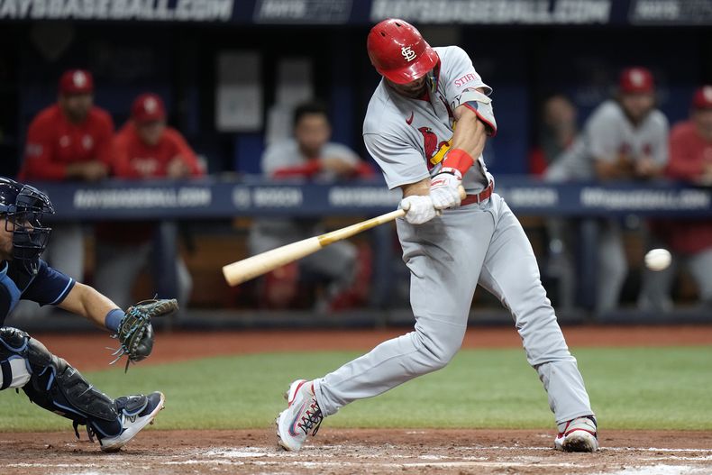 Paul Goldschmidt, de los Cardenales de San Luis, conecta un sencillo productor de dos carreras frente al relevista de los Rays de Tampa Bay Kevin Kelly, durante la cuarta entrada del juego de béisbol el miércoles 9 de agosto de 2023, en San Petersburgo, Florida. (AP Foto/Chris OMeara)