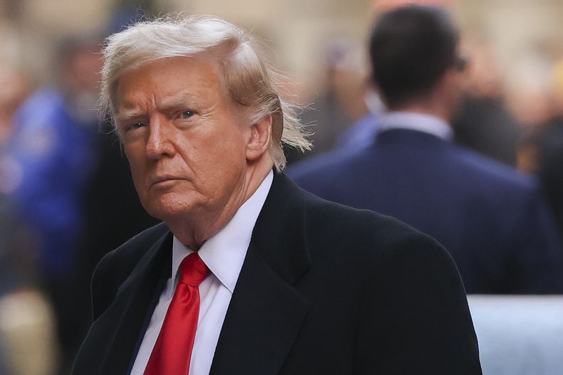El expresidente Donald Trump llega a una conferencia de prensa en el número 40 de Wall Street después de una audiencia previa e la corte penal de Manhattan, el 25 de marzo de 2024, en Nueva York. (AP Foto/Yuki Iwamura, Archivo)