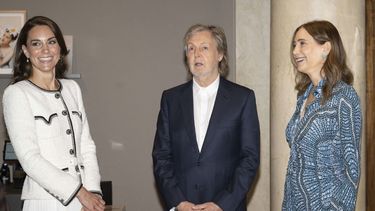 Catalina, la princesa de Gales, sonríe junto a Sir Paul McCartney, al centro, y su esposa Nancy Shevell, derecha, durante una visita para reinaugurar la Galería Nacional de Retratos luego de una renovación de tres años, el martes 20 de junio de 2023, en Londres. (Paul Grover, fotografía compartida vía AP)