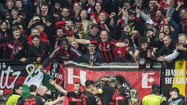 Los jugadores del Bayer Leverkusen festejan un tanto frente a West Ham en la ida de los cuartos de final de la Liga Europa, el jueves 11 de abril de 2024 (AP Foto/Martin Meissner)