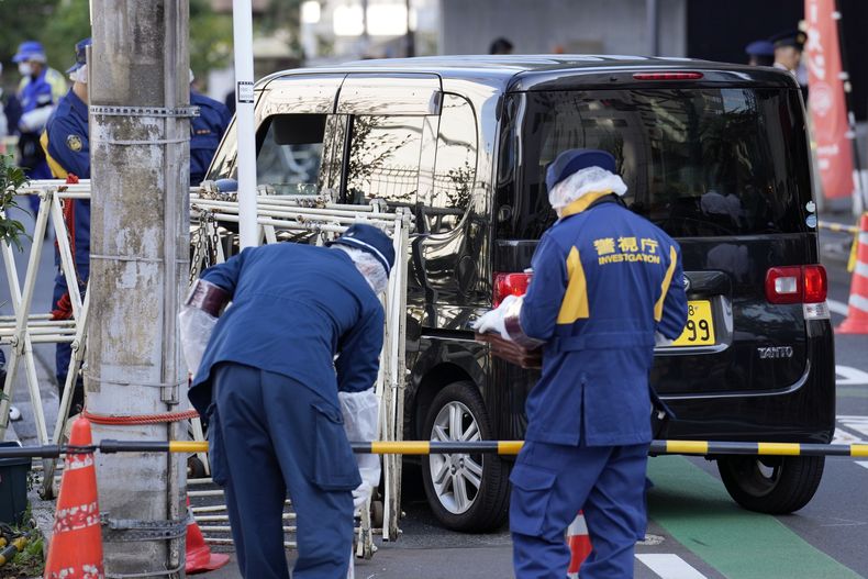 Agentes de policía revisan un auto que se estrelló contra una barricada temporal cerca de la embajada israelí en Tokio, el jueves 16 de noviembre de 2023. (AP Foto/Eugene Hoshiko)