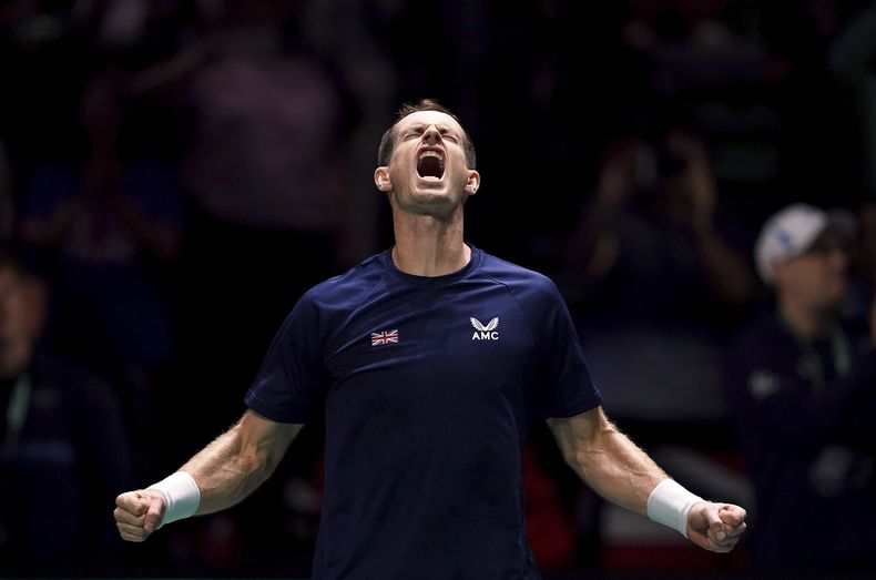El británico Andy Murray celebra al vencer al suizo Leandro Riedi en la fase de grupos de las finales de la Copa Davis en Manchester el viernes 15 de septiembre del 2023. (Martin Rickett/PA via AP)