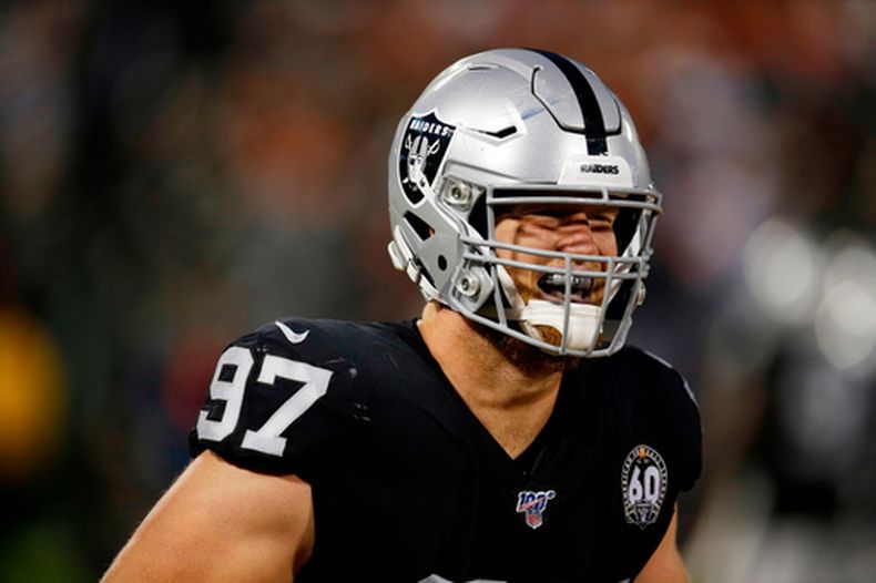 ARCHIVO - Josh Mauro (97), ala defensiva de los Raiders de Oakland, durante la primera mitad del juego de la NFL contra los Broncos de Denver, el 9 de septiembre de 2019, en Oakland, California. (AP Foto/D. Ross Cameron, Archivo)