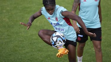 Linda Caicedo, de la selección de Colombia, controla un balón en un entrenamiento en Bogotá, el jueves 6 de julio de 2023 (AP Foto/Fernando Vergara)