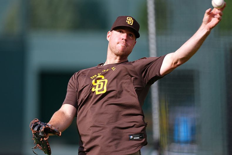 El primera base de los Padres de San Diego, Gavin Sheets, calienta antes de un juego de béisbol contra los Rockies de Colorado, el martes 21 de abril de 2026, en Denver. (AP Foto/David Zalubowski)