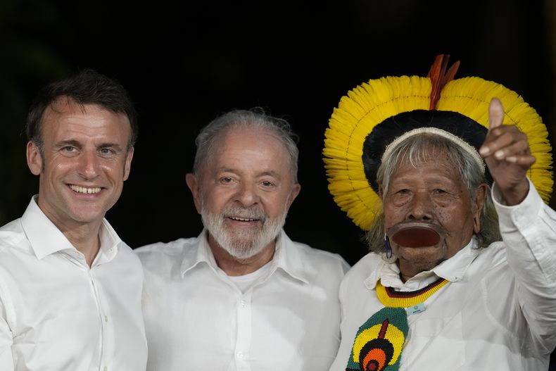 El presidente francés Emmanuel Macron, desde la izquierda, el presidente de Brasil Luiz Inácio Lula da Silva y el jefe Raoni Metuktire, posan para las fotos en la isla de Combu, cerca de Belem, estado de Pará, Brasil, martes 26 de marzo de 2024. (AP Foto/Eraldo Peres)