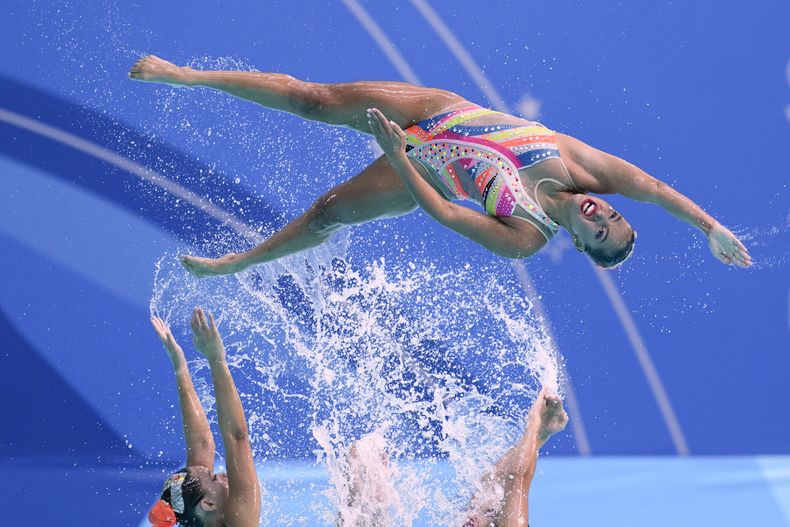 El equipo de Brasil compite en la final del nado acrobático artístico de los Juegos Panamericanos, el viernes 3 de noviembre de 2023, en Santiago, Chile. (AP Foto/Matías Delacroix)
