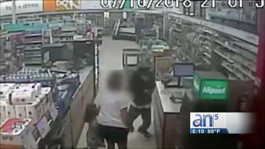 un video de seguridad capto a un hombre que robo en una farmacia walgreens de miami