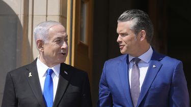 El primer ministro israelí Benjamin Netanyahu y el secretario de Defensa estadounidense, Pete Hegseth, conversan a la llegada de Netanyahu al Pentágono, el miércoles 9 de julio de 2025, en Washington. (AP Foto/Mark Schiefelbein)
