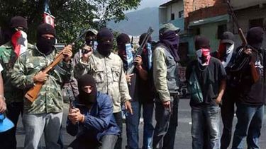 americateve | Los enfrentamientos en Caracas entre la policía y los colectivos chavistas que dejaron cinco muertos pudieran estar relacionados con el reciente asesinato del diputado, Robert Serra y su asistente.