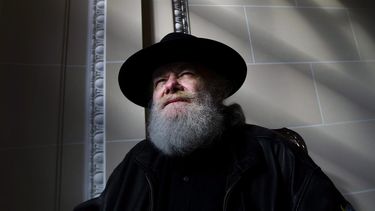 El músico Garth Hudson posa en Toronto el martes 2 de noviembre de 2010. (Nathan Denette/The Canadian Press via AP)