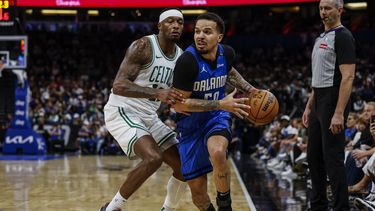 Cole Anthony, del Magic de Orlando, elude a Torrey Craig, de los Celtics de Boston, en el encuentro del miércoles 9 de abril de 2025 (AP Foto/Kevin Kolczynski)