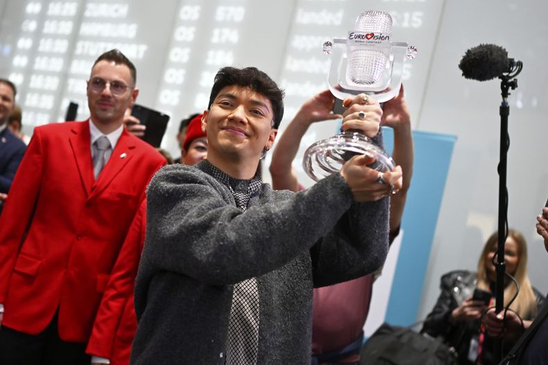 JJ (centro) de Austria, llega al aeropuerto en Viena, Austria, el 18 de mayo del 2025 tras ganar el concurso de Eurovision en Basilea el día anterior. (AP foto/Denes Erdos)