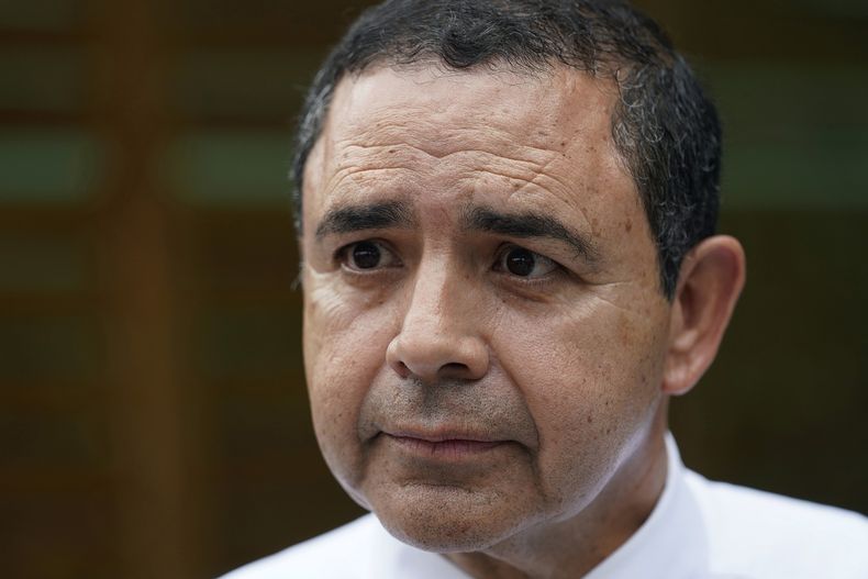 ARCHIVO - El representante demócrata Henry Cuellar habla con un reportero durante un evento de campaña el 4 de mayo de 2022, en San Antonio. (AP Foto/Eric Gay, archivo)