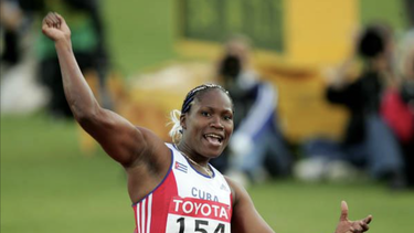 campeona olimpica osleidys menendez llega a ee.uu. a traves de la frontera