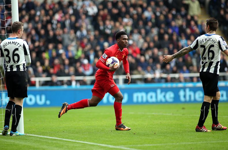 El artillero de Liverpool Daniel Sturridge, al centro, celebra su gol durante un partido de la Liga Premier contra Newcastle el s&aacute;bado, 19 de octubre del 2013. (Foto AP/Scott Heppell)