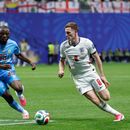 El inglés Elliot Anderson pelea con Edo Kayembe, del Congo, por el balón en el encuentro de los dieciseisavos de final de la Copa Mundial el miércoles primero de julio del 2026. (AP Foto/Butch Dill)