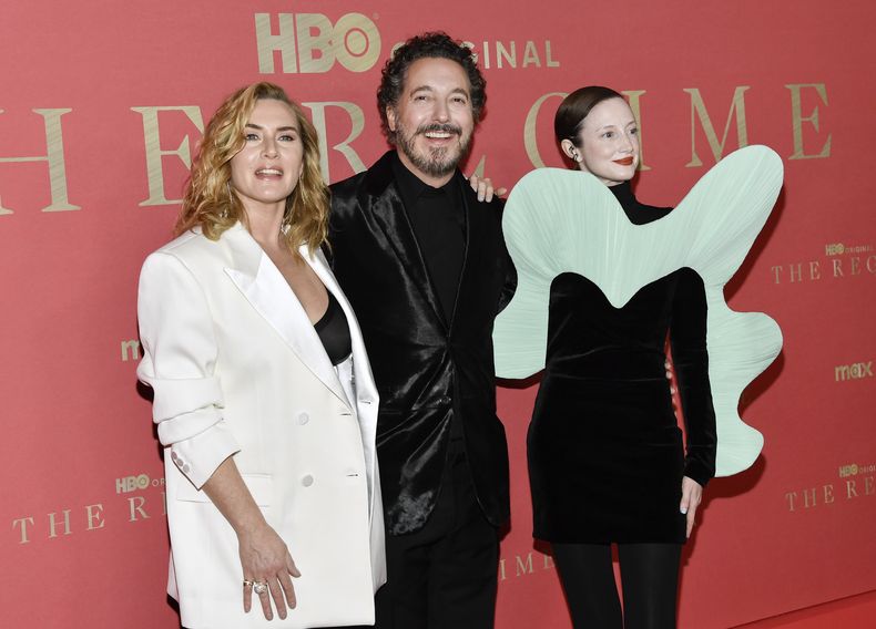 Kate Winslet, izquierda, Guillaume Gallienne y Andrea Riseborough en el estreno de The Regime de HBO en el Museo Estadounidense de Historia Natural el lunes 26 de febrero de 2024, en Nueva York. (Foto Evan Agostini/Invision/AP)