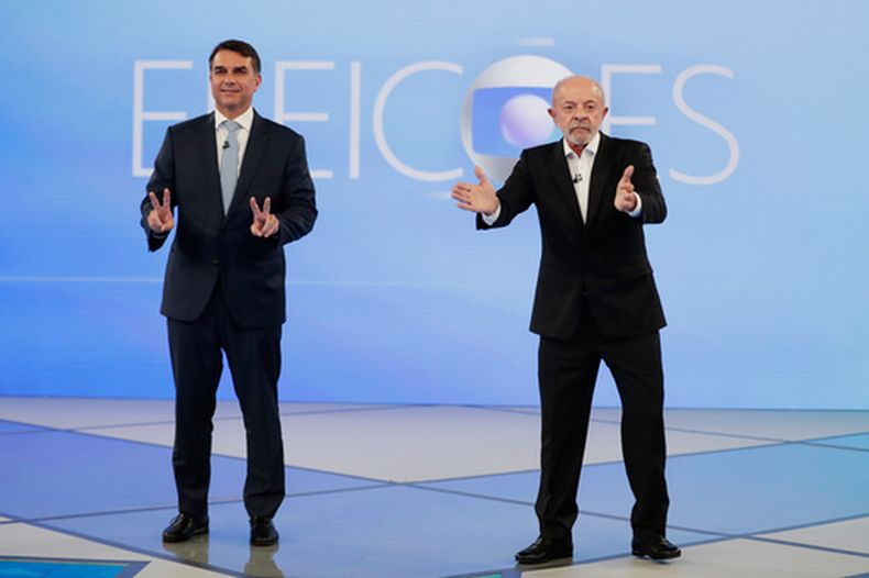 El presidente de Brasil, Luiz Inácio Lula da Silva (derecha), que opta a la reelección, y el candidato opositor, el senador Flávio Bolsonaro, durante un debate presidencial televisado en vísperas del balotaje de las presidenciales, en Río de Janeiro, Brasil, el 23 de octubre de 2026. (AP Foto/Bruna Prado)